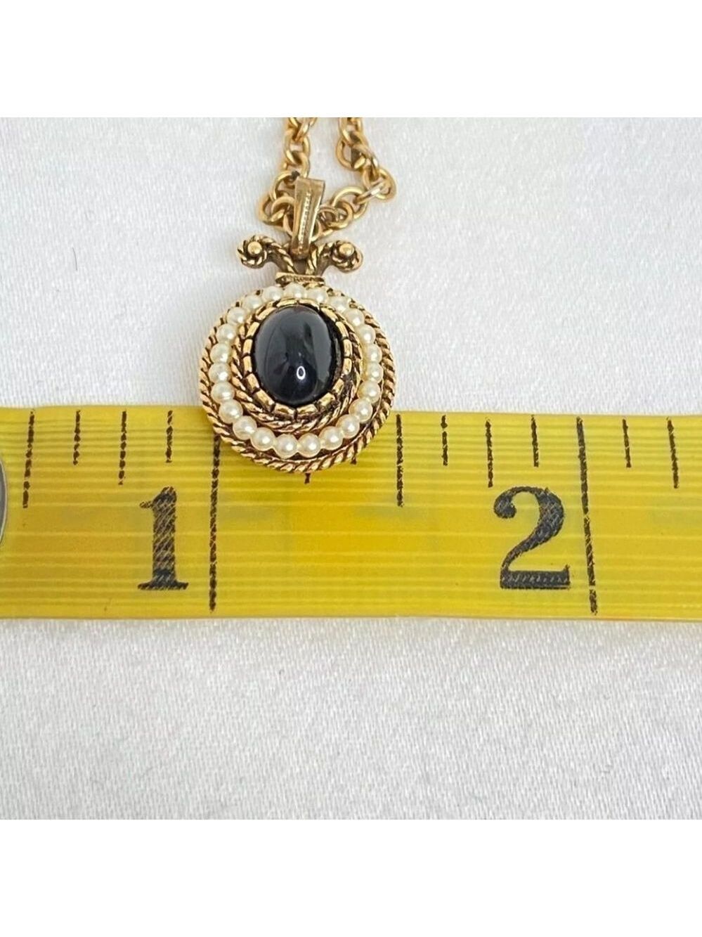 Avon Pendant Necklace Onyx Cabochon Encircled Pearlesque Beads Gold Tone Chain - Picture 13 of 14
